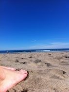 barefoot om beach