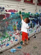 the child draws the hands