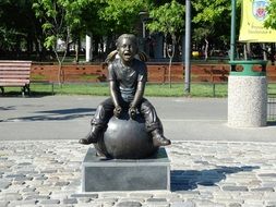 the stone statue of the girl in the park