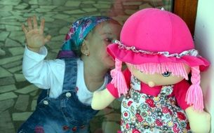 girl kiss doll