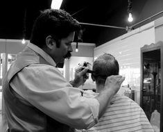 man doing hairstyle in a hairdressing salon