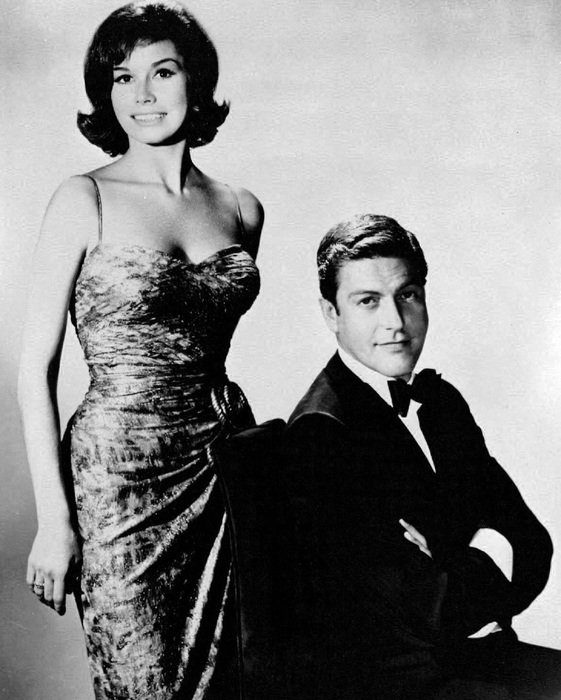 mary tyler moore and dick van dyke, famous actors of 60's