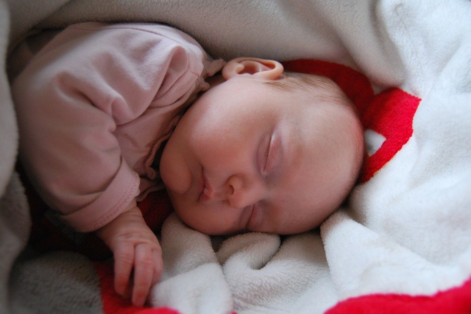 the baby is sleeping in the crib's desk