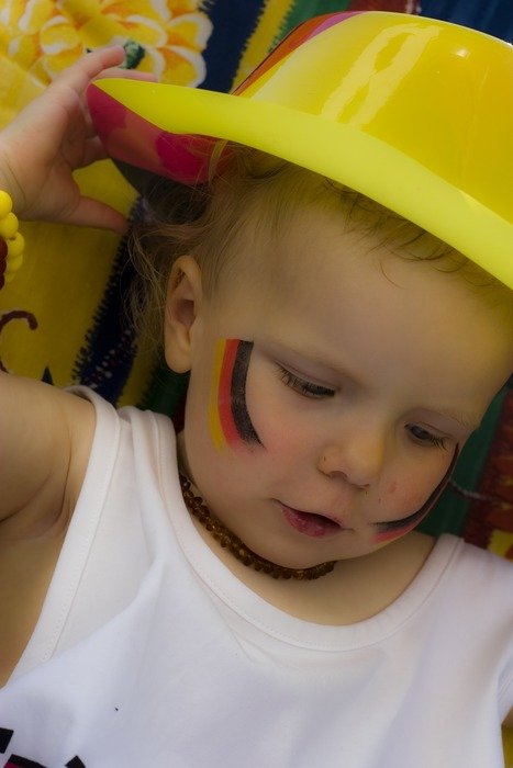 41 / 10000 АНГЛИЙСКИЙ Перевести вGoogleBing child with a picture of the German flag on the cheek
