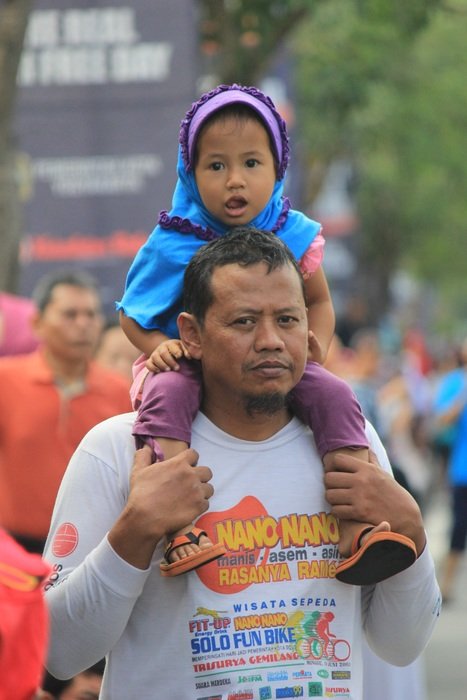 child on the neck of the parent