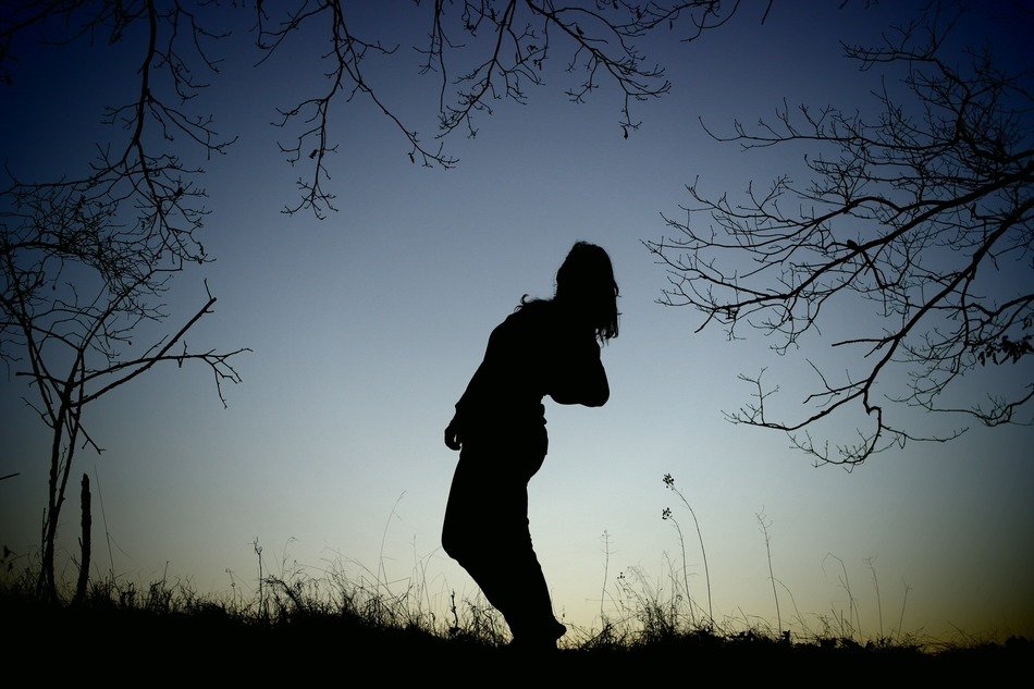 girl posing outdoor in the evening