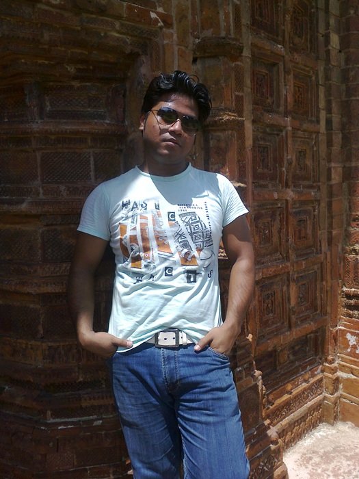 Standing man with the sunglasses