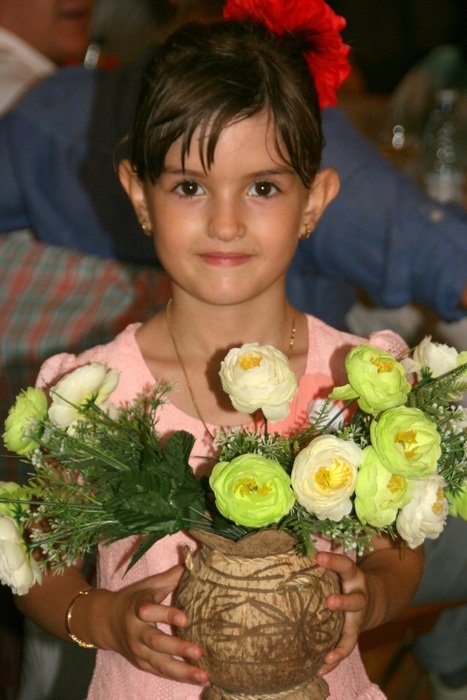 Beauty of the little girl with a vase of flowers in their hands