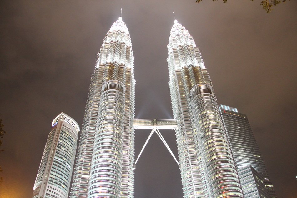 petronas twin towers in nalaysia at night