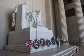 white monument to Lincoln