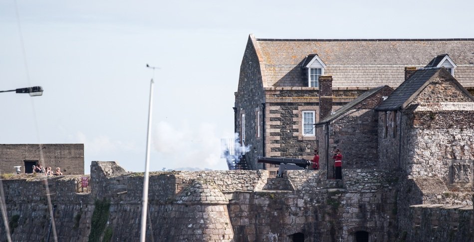 battle near the castle with guns