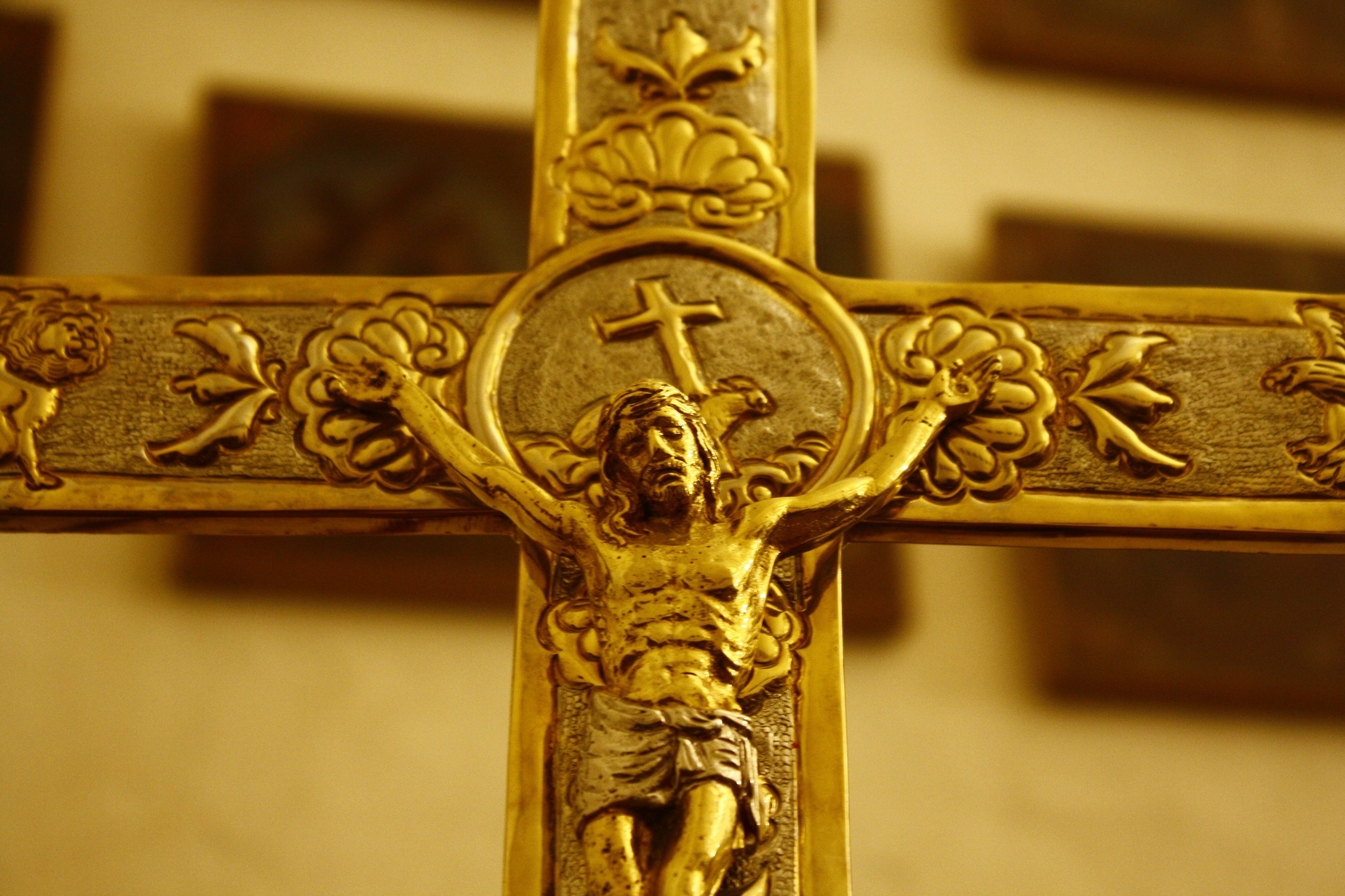 Золото иисус. Золотое Распятие. Распятие Христа золото. Иисус Христос на кресте золотой. Распятие Христа из золота.
