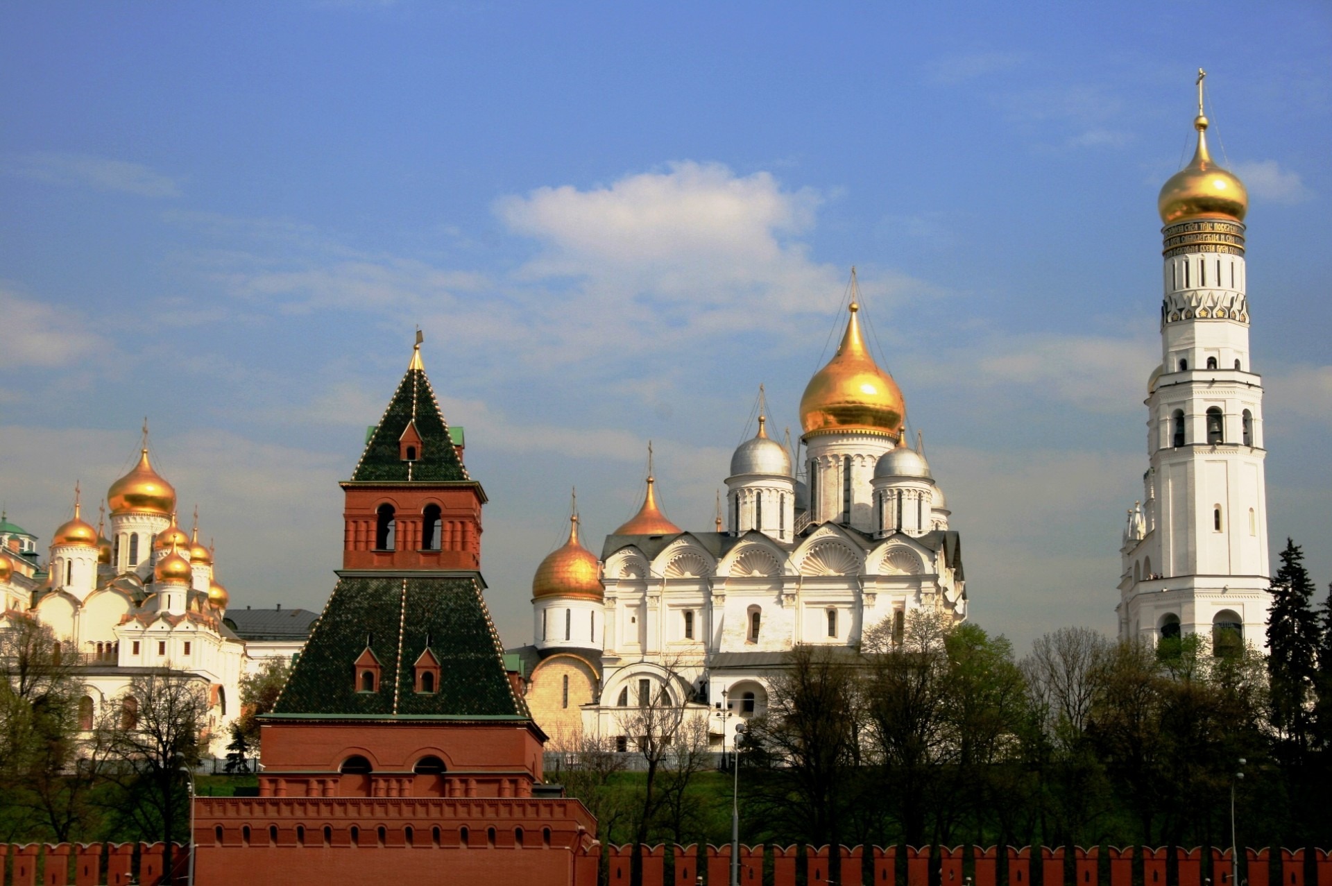 Tower of red brick in the Kremlin in Moscow free image download