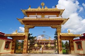 gaden jangtse monastery gate