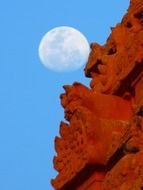 moon at the brihadeshwara temple