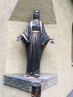 maria pray statue