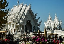 amazing white temple in chiang rai