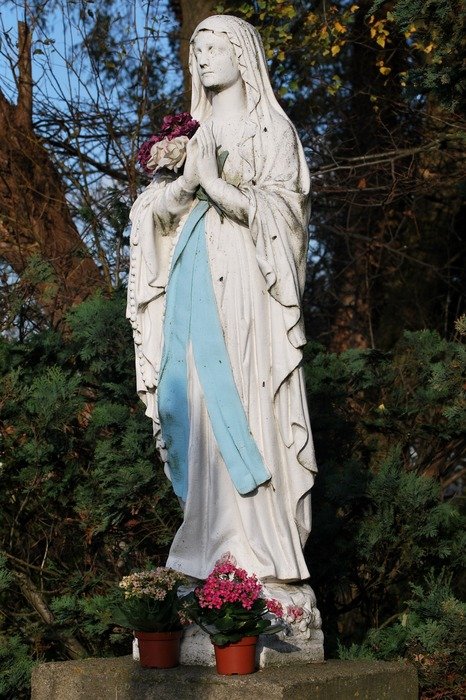 Photo of Holly maria statue