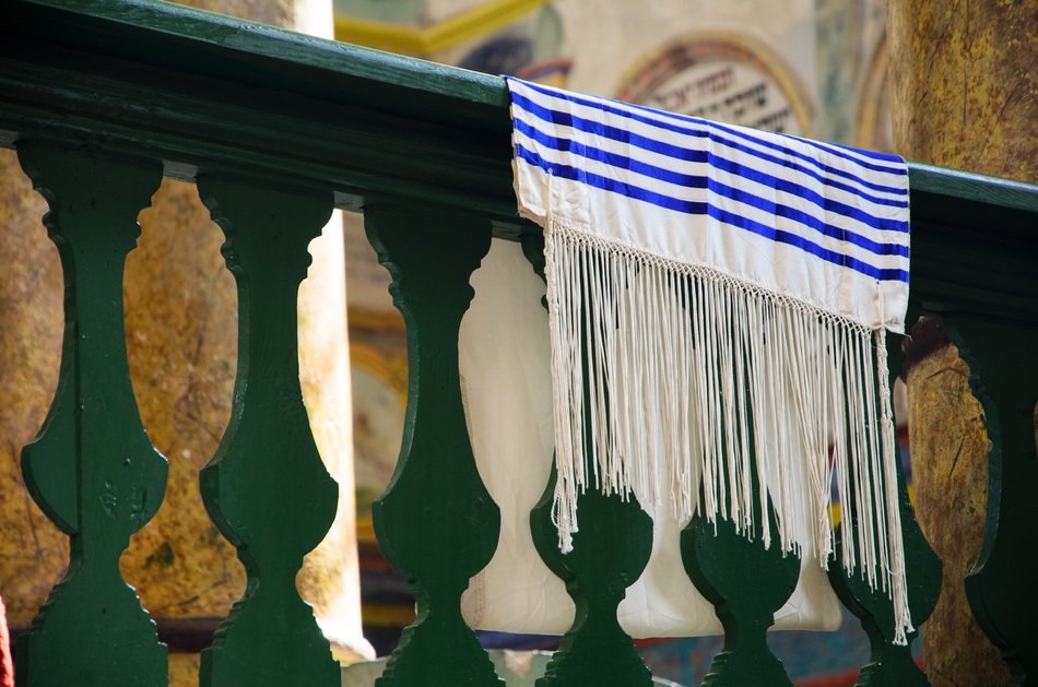 the synagogue tallit in Hebrew