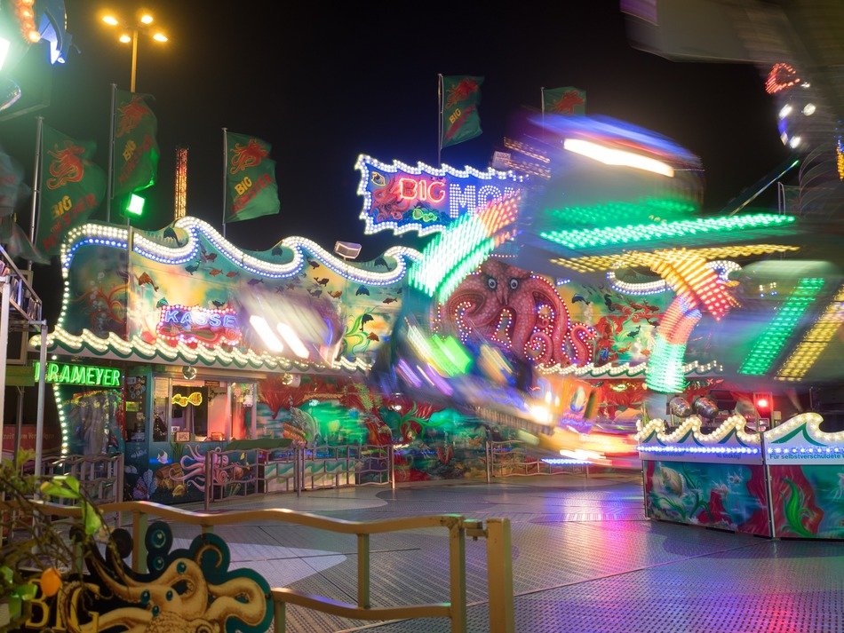 rides at the summer bazaar at night