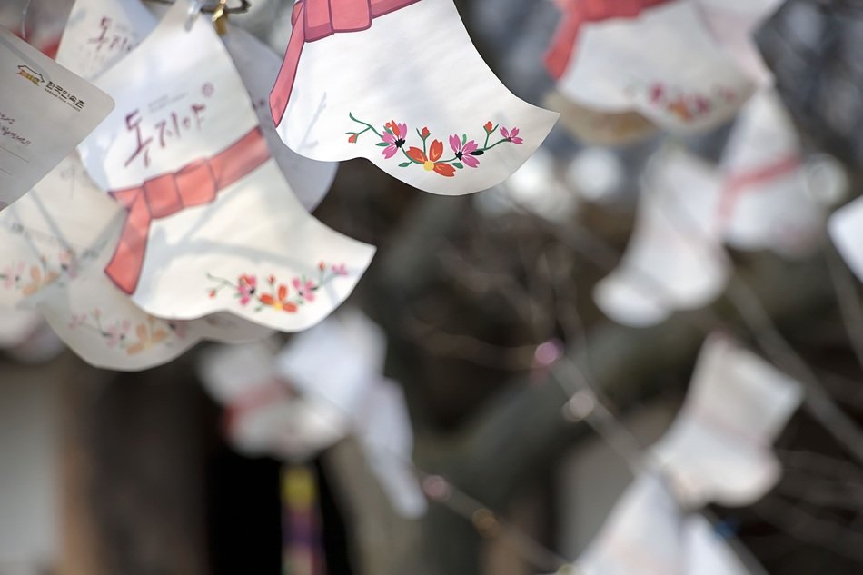 notes with wishes for the New Year in Korea