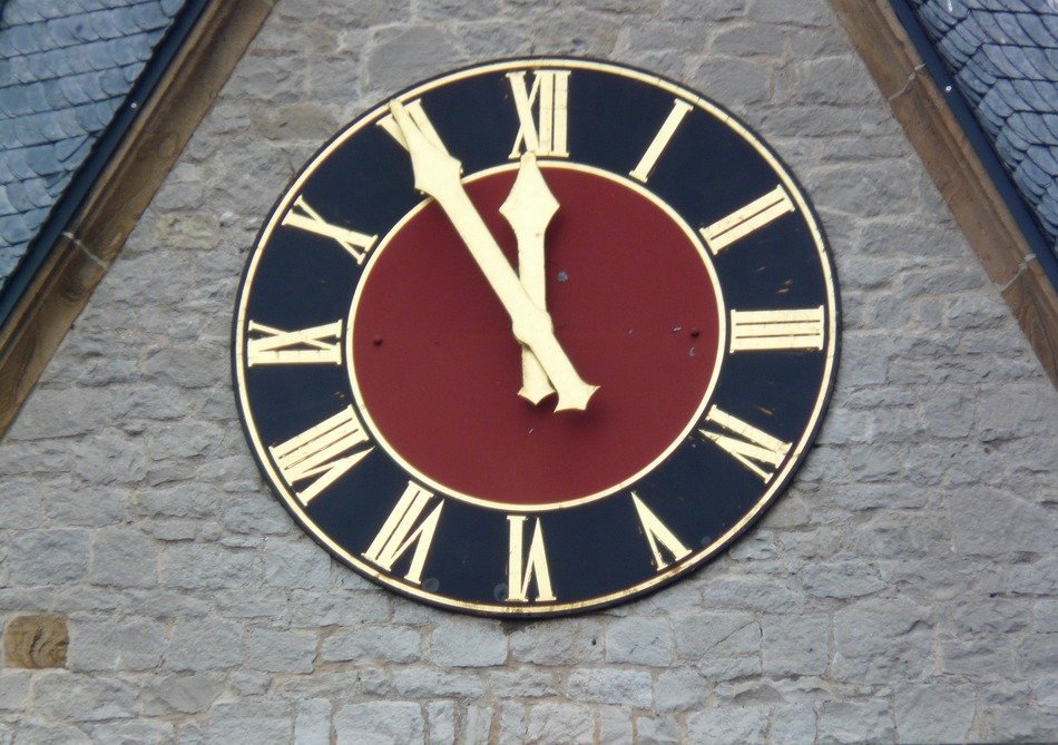 5 vor 12 on church clock