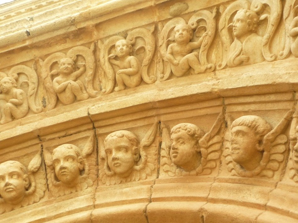 picture of archivolts on a church