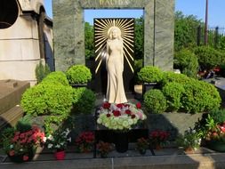 statue on the grave of dalid in paris