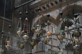 candles to church in jerusalem