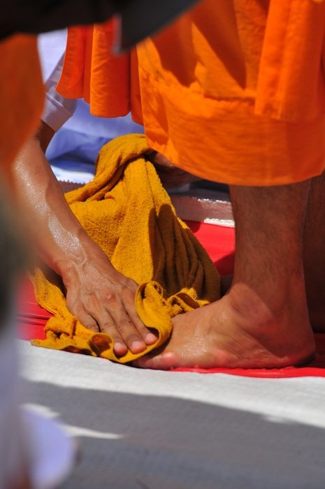 buddhist ritual of cleaning feets