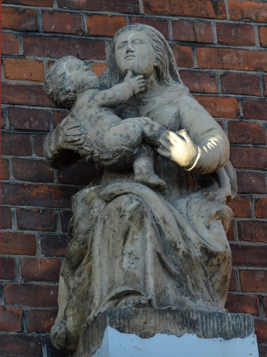 statue of the virgin and child