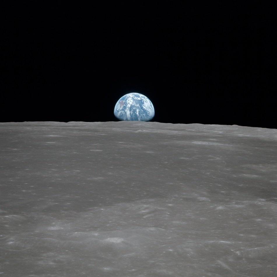 earth on the horizon of the moon
