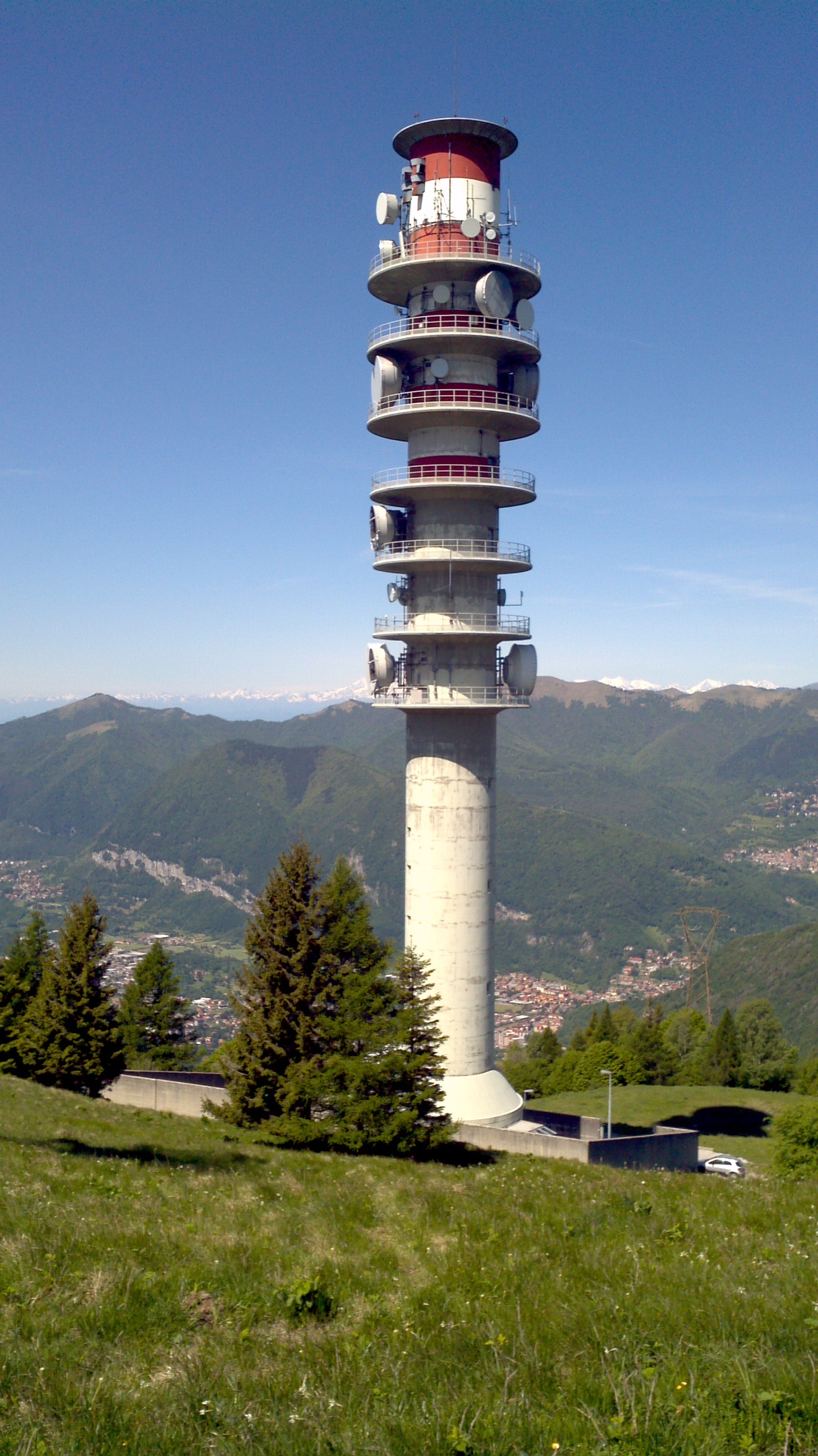 Tower networks. Телекоммуникационная башня. Башни телесвязи. Телебашня на Холме. Телекоммуникационные вышки в горах.