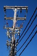 cable in a chaotic manner on the pole