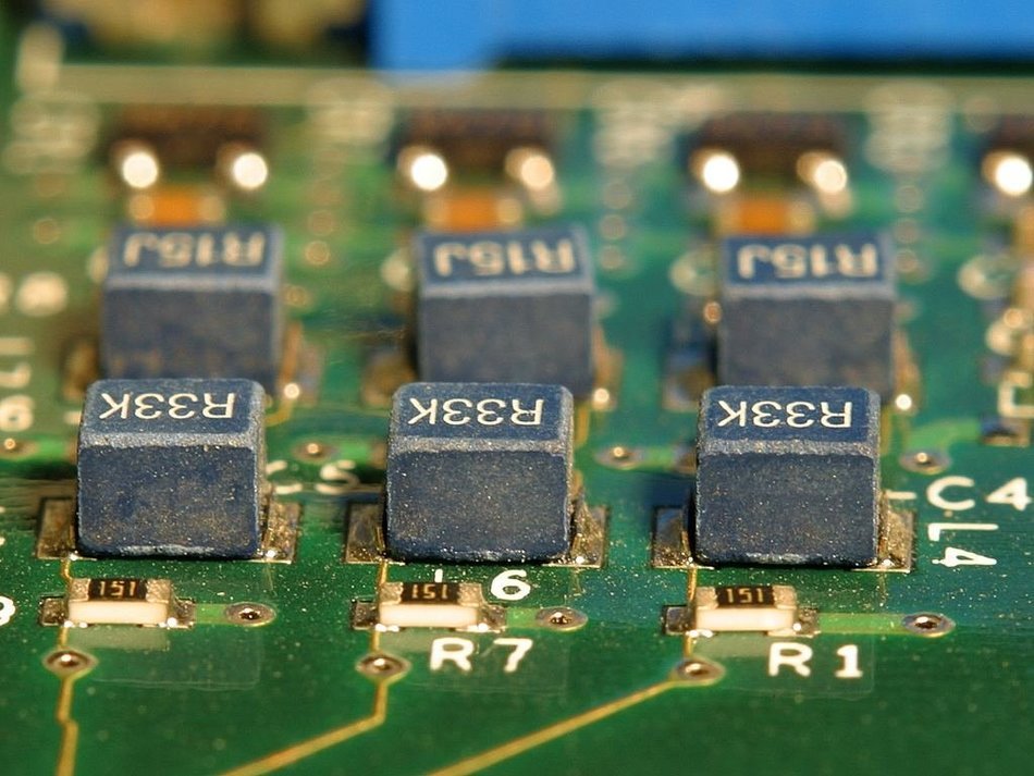 capacitors electronics board ic current