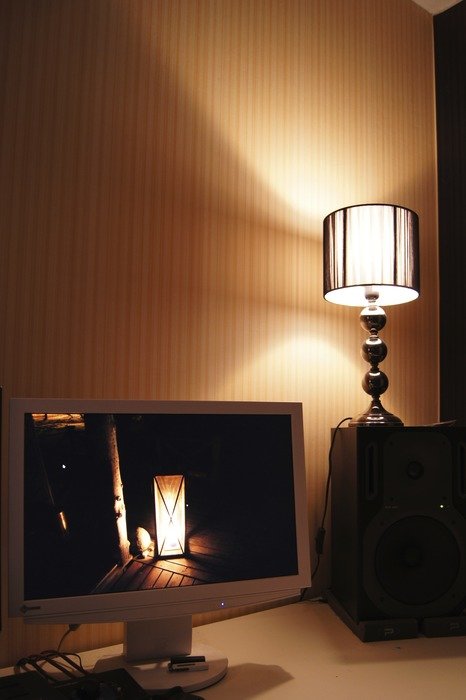 reading lamp on the monitor screen