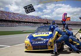 pit crew in auto racining