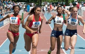 girls run athletics