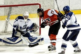 hockey players near the gate