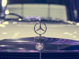 mercedes symbol on auto