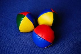 balls juggling