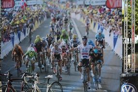 finish of cycle race