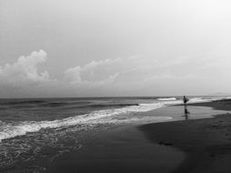 ocean surfer black and white foto