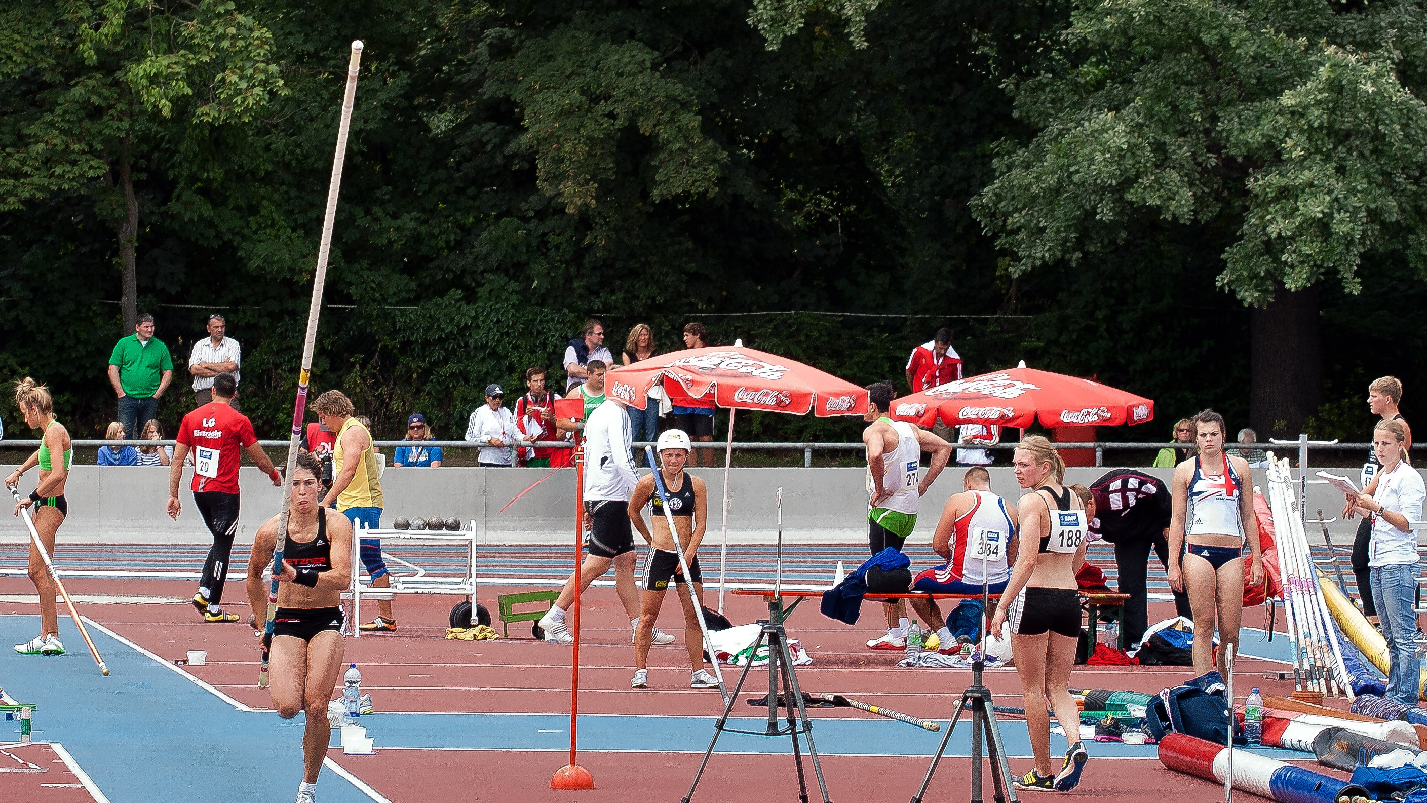 Шестой вид спорта. Легкая атлетика прыжки на улице. Пожарово поле легкая атлетика-. Детский стадион юниорки фото.