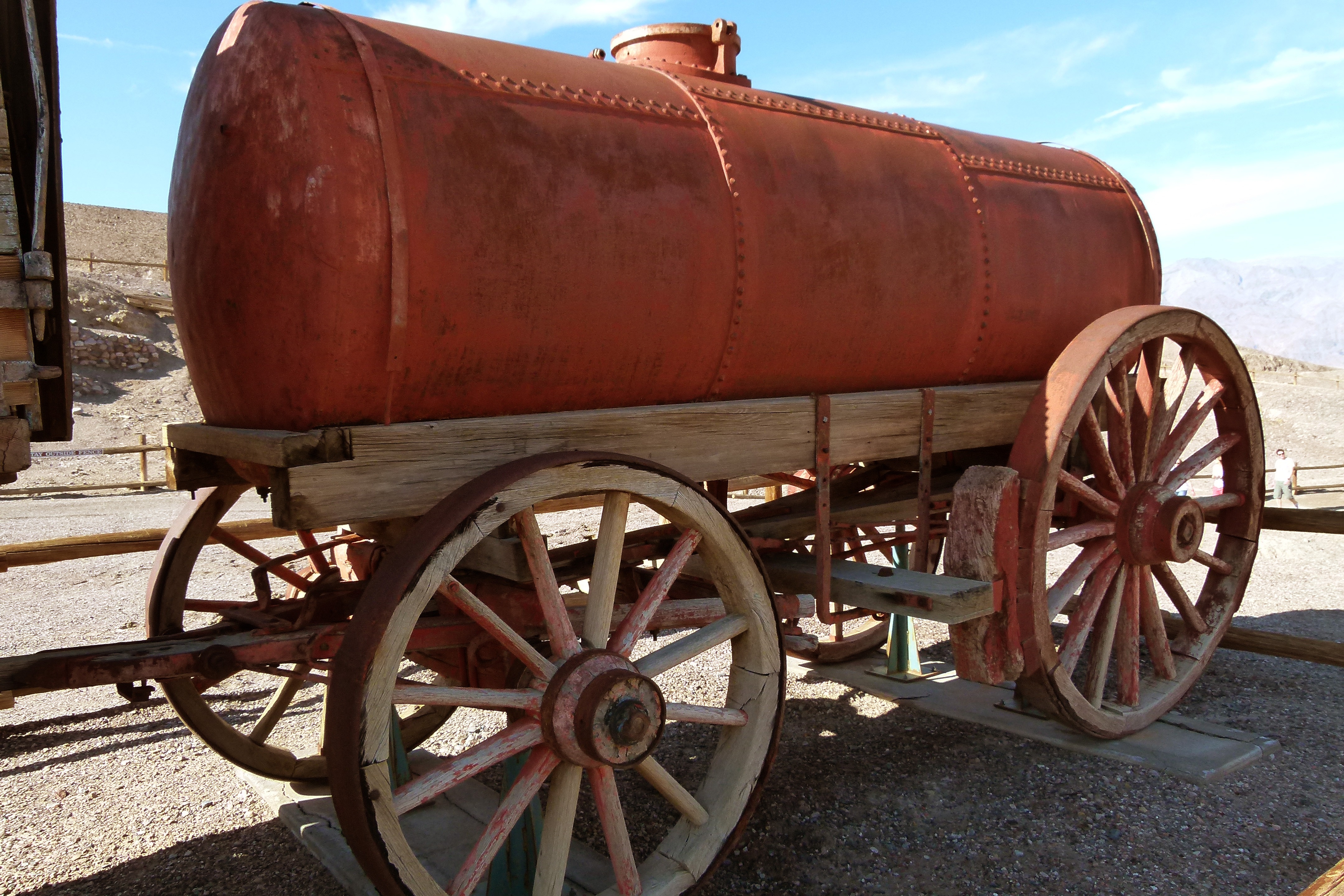 Wagon. Американская телега. Бочка на повозке. Телега вагона. Wagon – тележка, повозка.