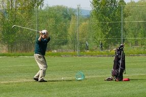 playing senior golfer