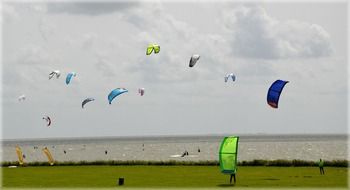 kitesurfing in the wind in holland