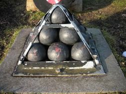 cannonballs like a pyramid