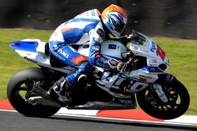 dangerous fast motorcycle racing