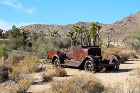 oldtimer rusty truck in desert scene